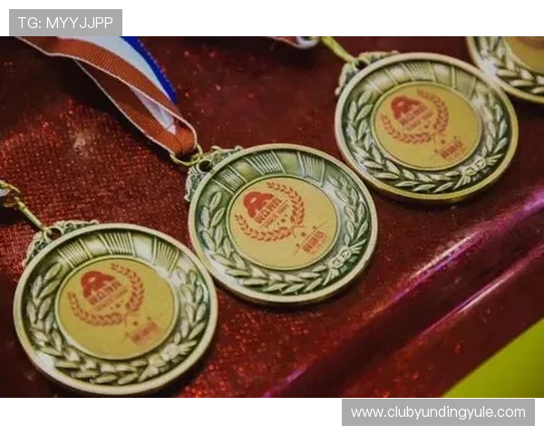 云顶赛事历届冠军全景回顾，揭示每年冠军背后的精彩故事与战术分析